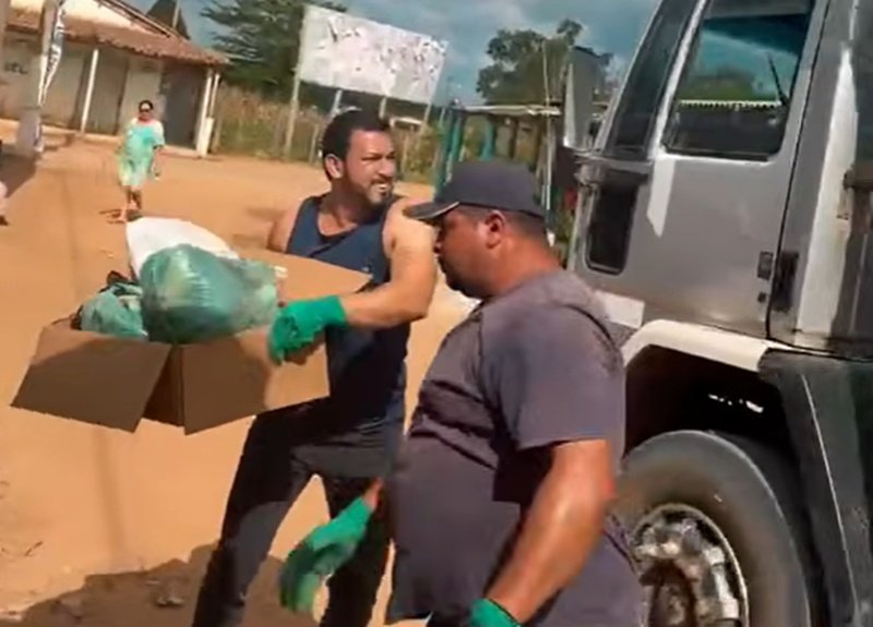 Teixeira de Freitas: Vereador Joris de Gel dá exemplo, reúne moradores e coleta lixo no distrito de Santo Antônio