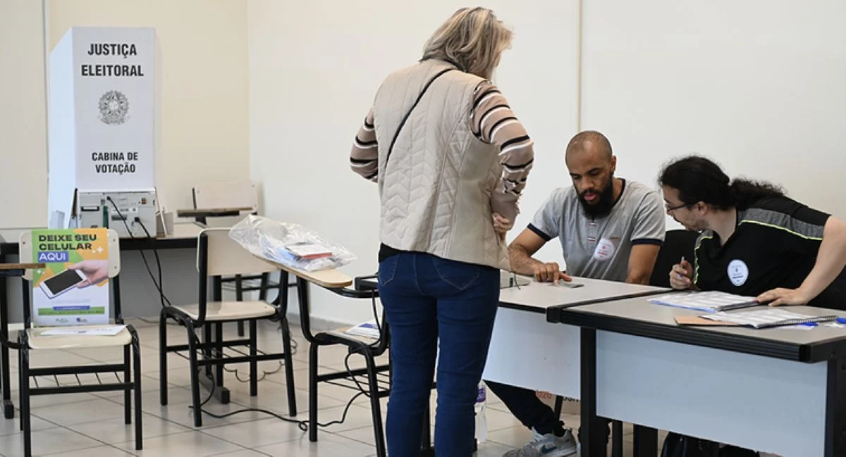 Eleitores acima de 80 anos e acompanhantes têm prioridade absoluta na votação