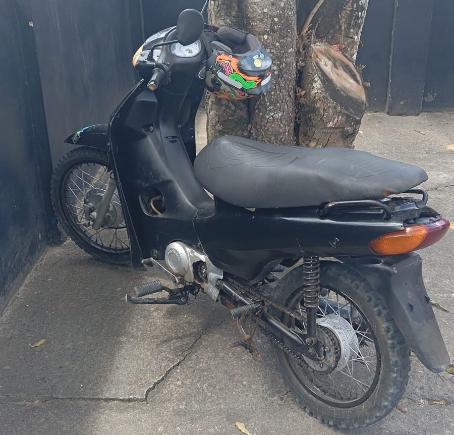 PMBA apreende motocicleta com sinais identificadores suprimidos em Teixeira de Freitas
